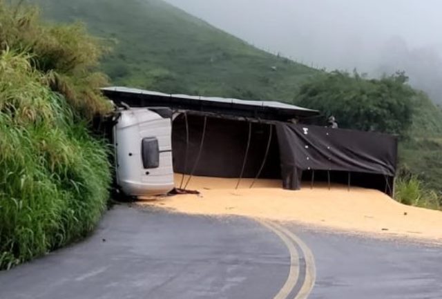 Carreta Tomba Carga De Milho E Interdita Mg Fato Real