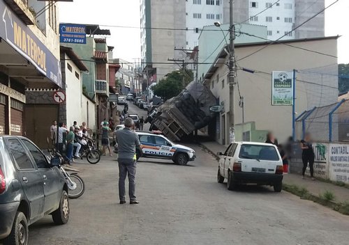 Rua está parcialmente interditada