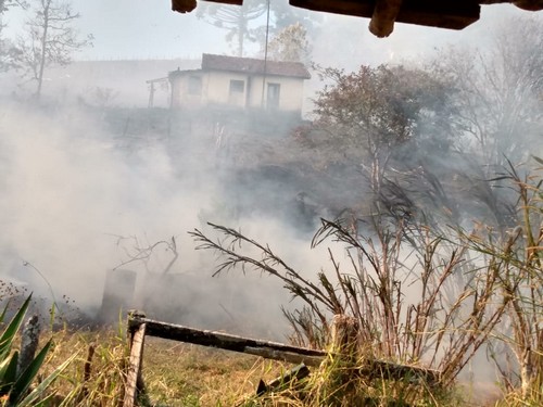 Fogo chegou próximo de residências