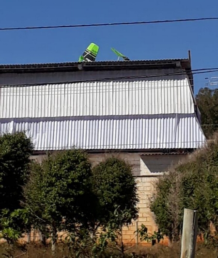 Planador caiu no telhado da mineradora