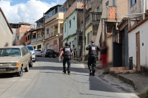 Policiais percorreram as ruas do bairro
