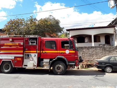 Bombeiros combateram o incêndio