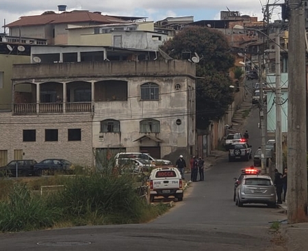 Viaturas da PM e PC estão no bairro Guarani