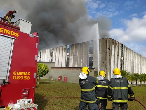 30 bombeiros trabalharam na ação