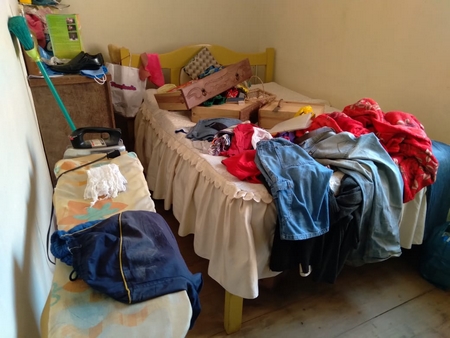 Casa teve cômodos revirados