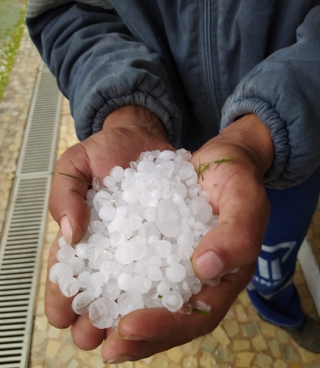 Registro de granizo em Lafaiete nesta tarde/Foto/Internauta Erika