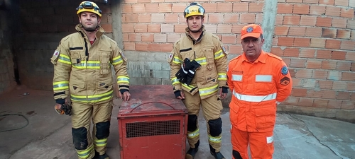 Devidamente equipados os militares conseguiram capturar a onça