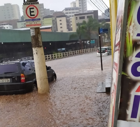 Motoristas tiveram dificuldades para dirigir próximo à rodoviária