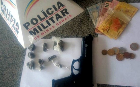 Simulacro de arma de fogo foi localizada na casa