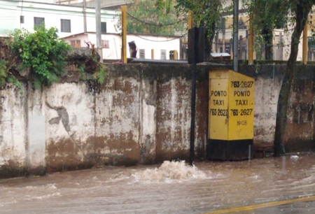 Ponto de alagamento na Marechal Floriano/Foto/Internauta/Joice Azevedo