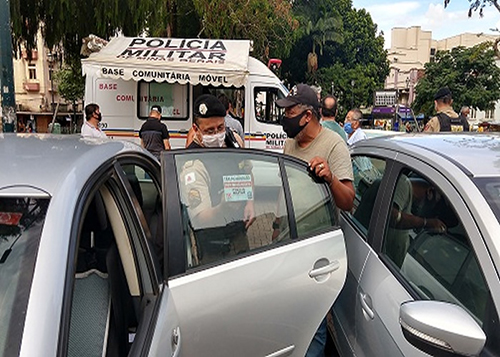 Com distanciamento e o uso de máscara de proteção individual, taxistas foram orientados na última terça-feira.