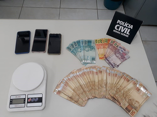 Celulares e dinheiro em espécie apreendido na operação