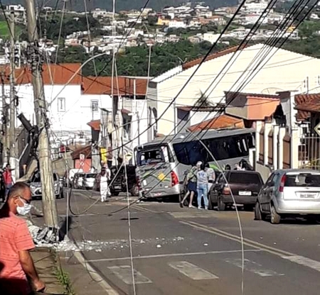 Imagens de moradores mostram como ficaram o ônibus e a casa