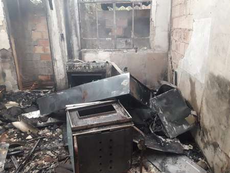 Casa foi destruída pelo fogo
