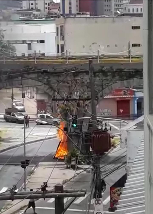Momento em que as chamas consumiam a morada dos andarilhos