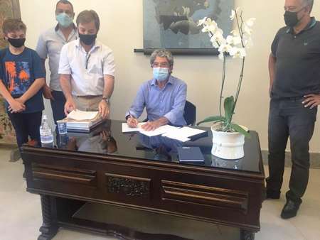 O prefeito Zelinho e o sócio administrador da Turin, Reinaldo Adriano de Castro Cotta, assinam o contrato
