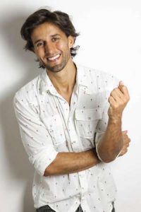 Ator também segue com atividades no teatro