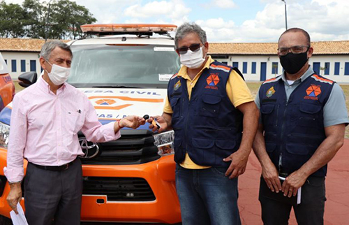 Prefeito entrega as chaves para Coordenador da Defesa Civil de Congonhas, Wagner Cordeiro Matosinhos e o Diretor de Defesa Social Denilson Oliveira.