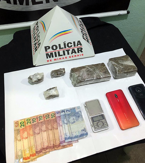 Os policias apreenderam os materiais e o dinheiro