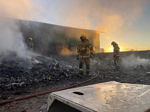 A proprietária esteve no local e, acompanhou os trabalhos. Dois galpões foram destruídos