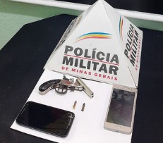 Arma, munições e celulares apreendidos na operação