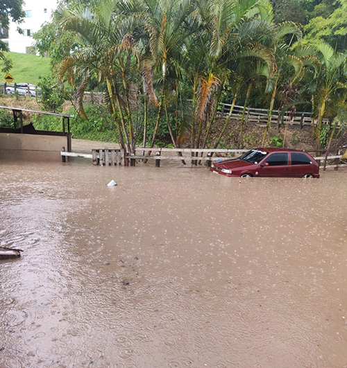 Carro ficou cercado pela água