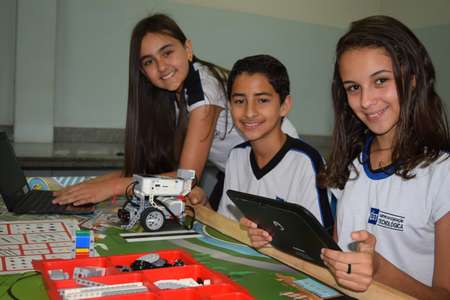 O ensino conta com aulas teóricas e práticas