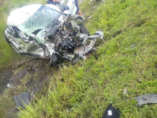 Carro ficou completamente destruído