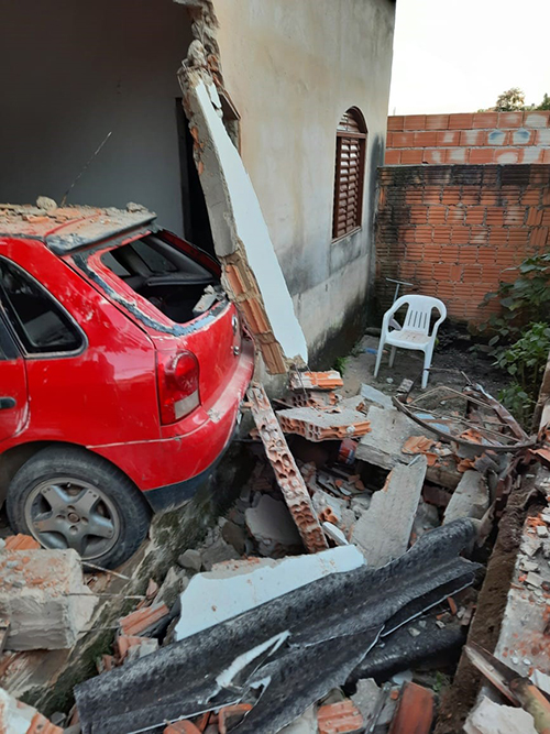 Carro destruiu parede da casa