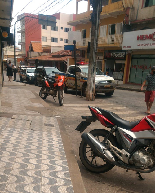 As equipes da PM estão em diligências no local.