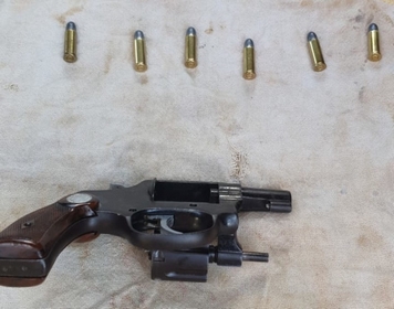 Arma e munições foram encontradas na casa do suspeito