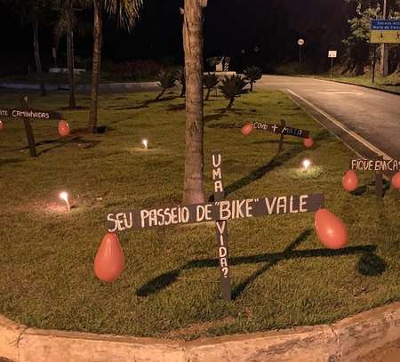 Alertas foram colocados na praça do bairro