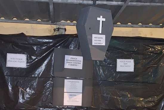 Réplicas de caixões alertam para o perigo do vírus. Covid mata.