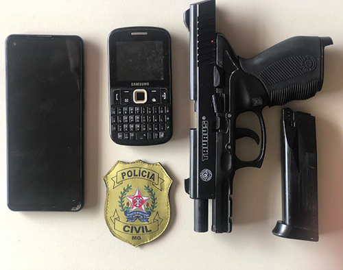 Celulares recuperados e arma apreendida pela Polícia 