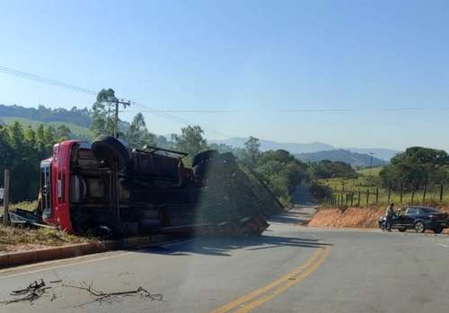 O veículo tombou na pista