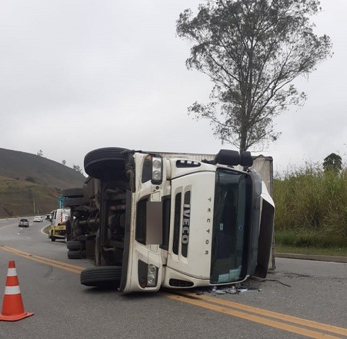 Caminhão ficou tombado na pista