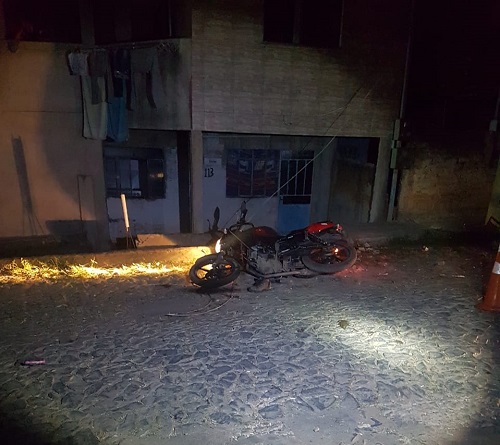 A moto ficou sob responsabilidade de funcionários do serviço de moto táxi.