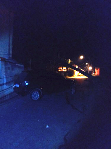 Carro atingiu o poste