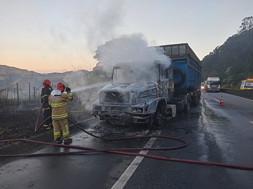 Bombeiros conseguiram controlar as chamas