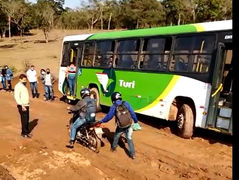 Lama dificultou para quem precisou passar pela estrada