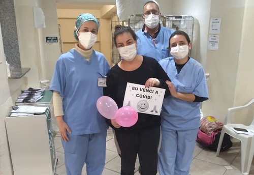 Alessandra ficou uma semana internada e venceu a Covid