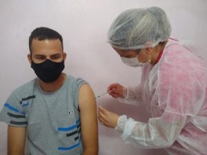 Adolescentes estão sendo vacinados