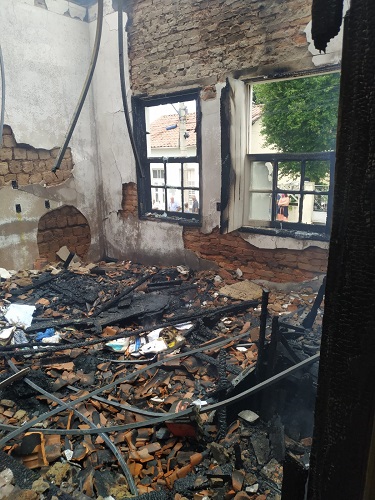 Casa foi tomada pelas chamas