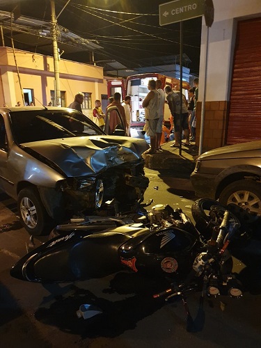 Carro e moto se envolveram no acidente