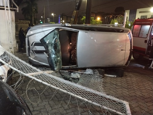 Carro bateu contra garagem