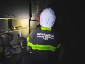Bombeiros foram acionados para combater o incêndio