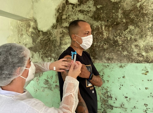 Erivelton viu de perto a situação do local enquanto se vacinava