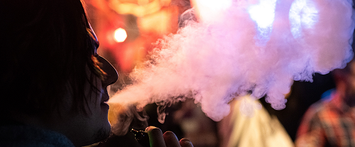 Nos dispositivos eletrônicos não é produzida uma fumaça, mas sim um vapor ou aerossol