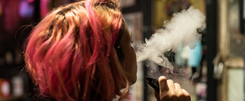 Presença quase unânime nas festas e shows, o cigarro eletrônico tem ganhado espaço entre os jovens