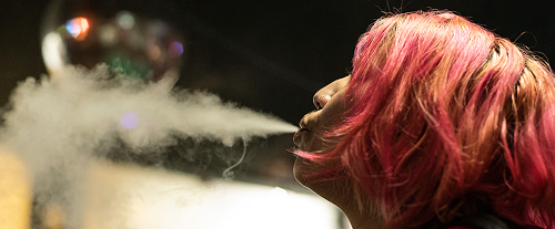 Segundo a Organização Mundial da Saúde, grande parte dos cigarros eletrônicos liberam em seu vapor mais de 80 substâncias